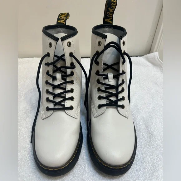 Men’s Sz 8 Dr. Martens White Leather Boots - Picture 1 of 13